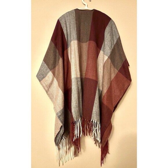 Ladies Woolrich Berry Gray Mauve Plaid Soft Fringed Machine Washable Cape OSFM - Picture 2 of 4